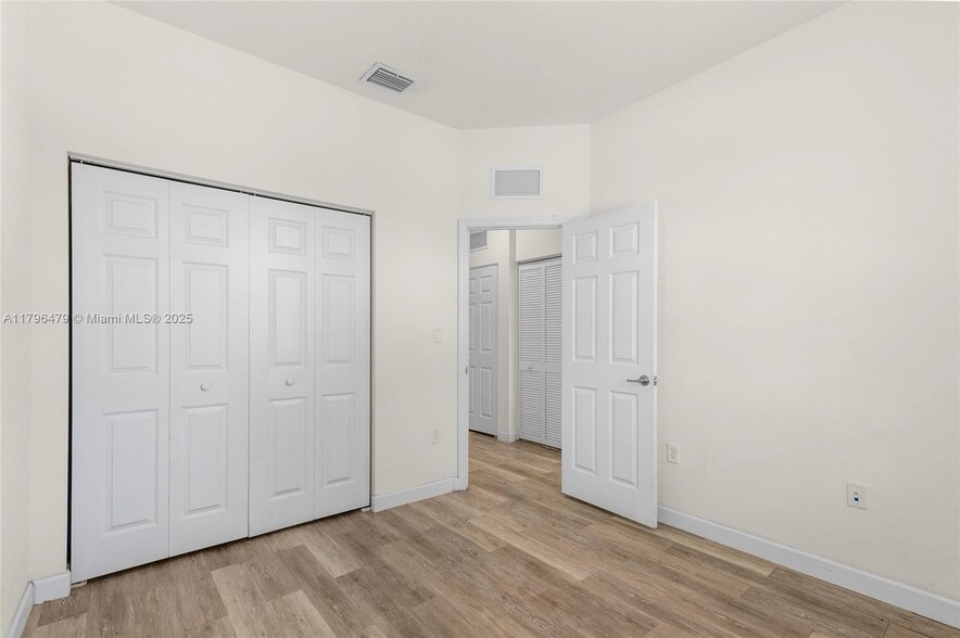 Building Photo - 9314 W 33rd Ln