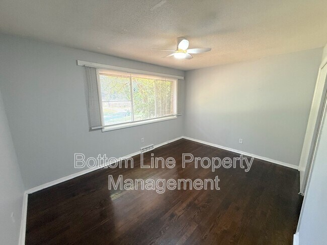 Building Photo - 628 Camrose Dr