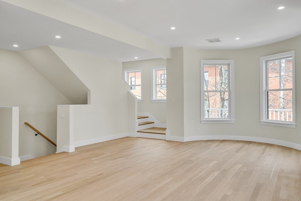 Building Photo - 77 Thorndike St