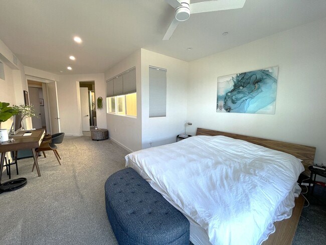 Building Photo - 14107 W Monroe Pl