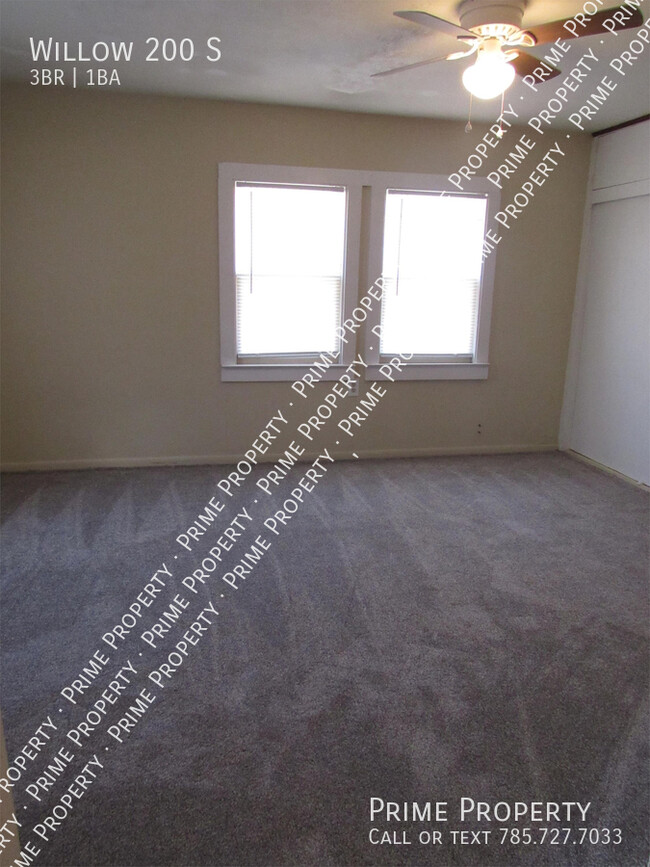 Building Photo - Willow 200 S-