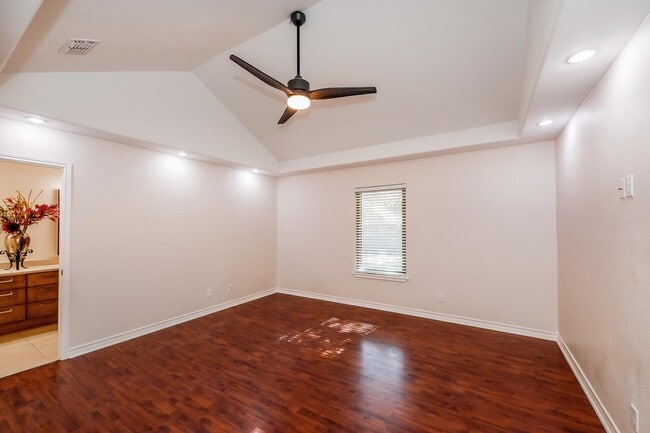 Building Photo - 503 Pine Sisken St