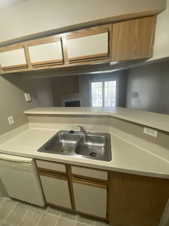 Building Photo - 1 bedroom 1 bath with fireplace and a view