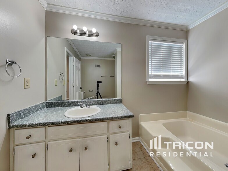 Building Photo - 4684 Woodglen Ct