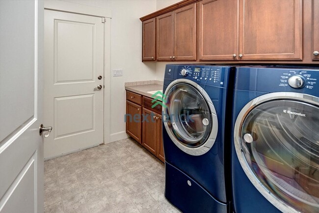 Building Photo - Spacious Home in Desirable Bellevue Neighb...