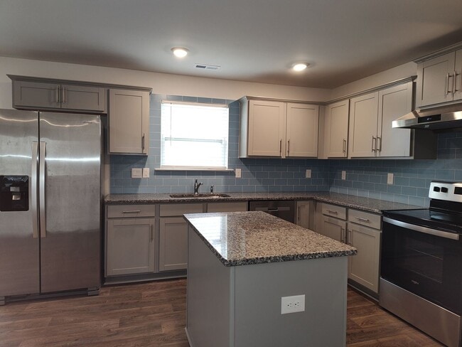 Building Photo - Pristine, 3 bedroom, 2.5 bathroom home located in the Stewart Creek States Subdivision!