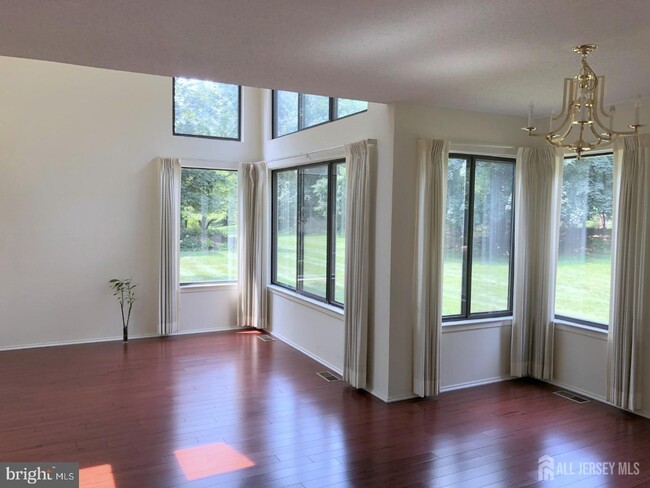 Building Photo - 92 Sayre Dr