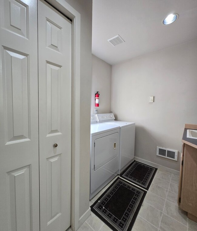 Building Photo - ***PENDING APPLICATIONS***2 Bedroom 1.75 B...