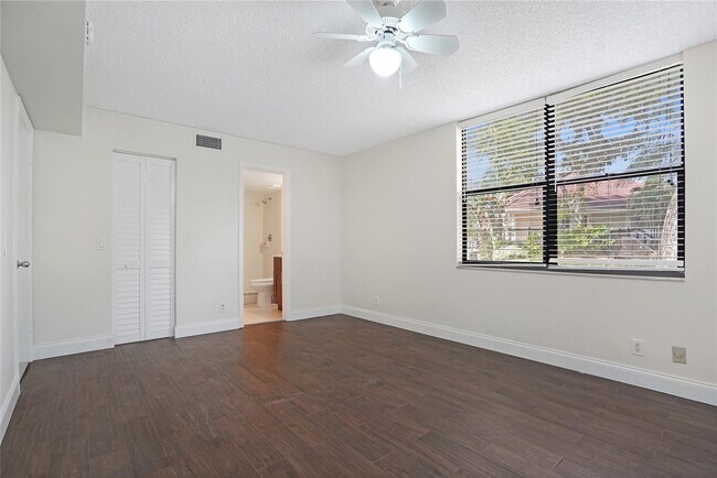 Building Photo - 109 Lake Emerald Dr