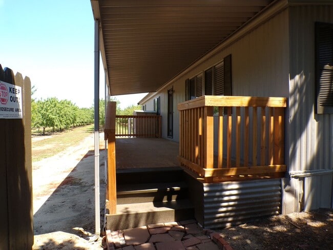 Building Photo - Quiet Country Setting