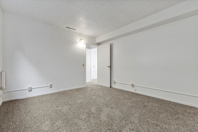 Building Photo - 1 Bedroom Apartment Across from NPS!