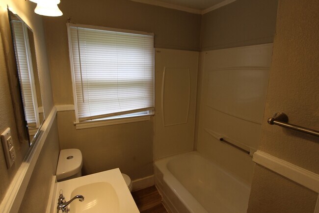 Building Photo - 2215 Rosewood Dr