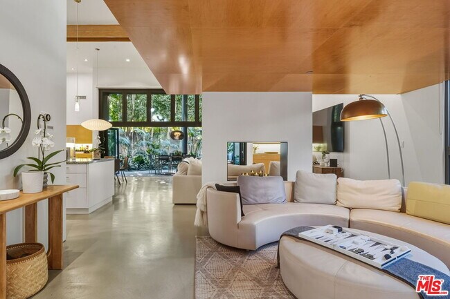 Building Photo - 1849 Fox Hills Dr