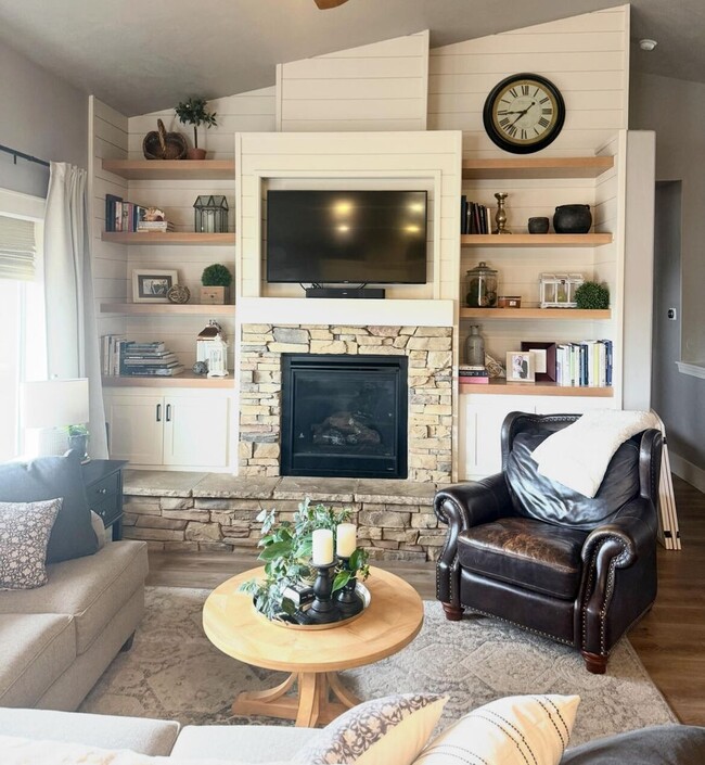 Building Photo - Beautifully Renovated 6 Bedroom Home in th...
