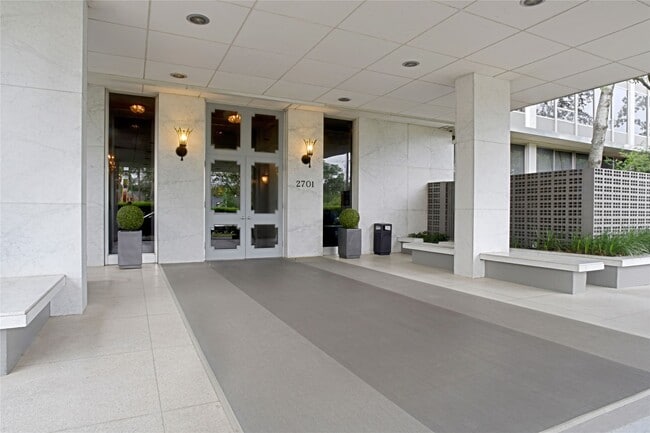 Building Photo - 2701 Westheimer Rd