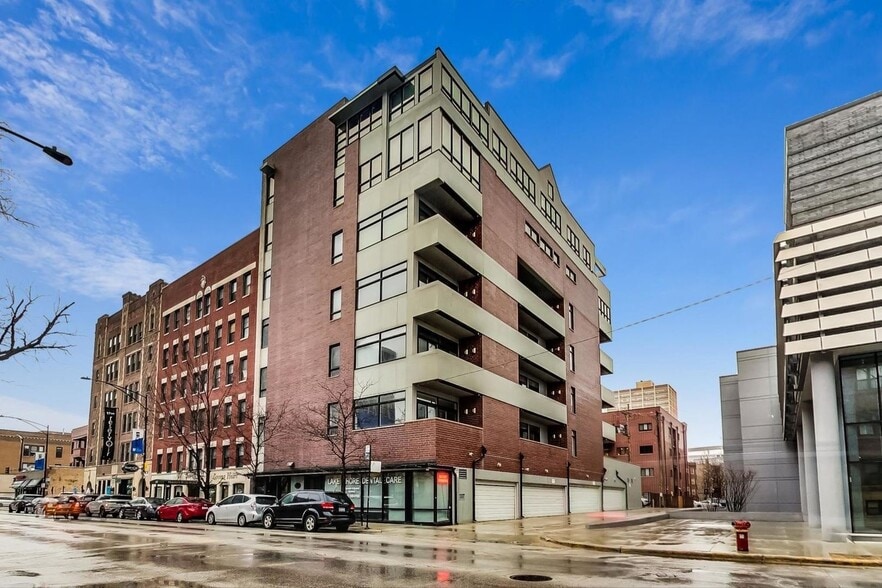 Building Photo - 834 W Montrose Ave