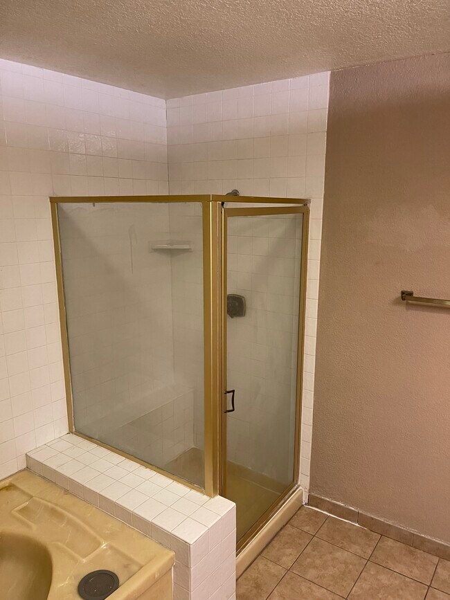 Building Photo - 7230 Kelvin Ave