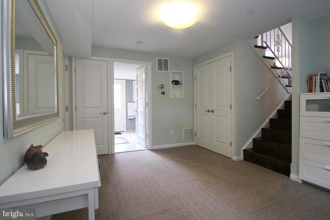 Building Photo - 1421 Mayflower Dr