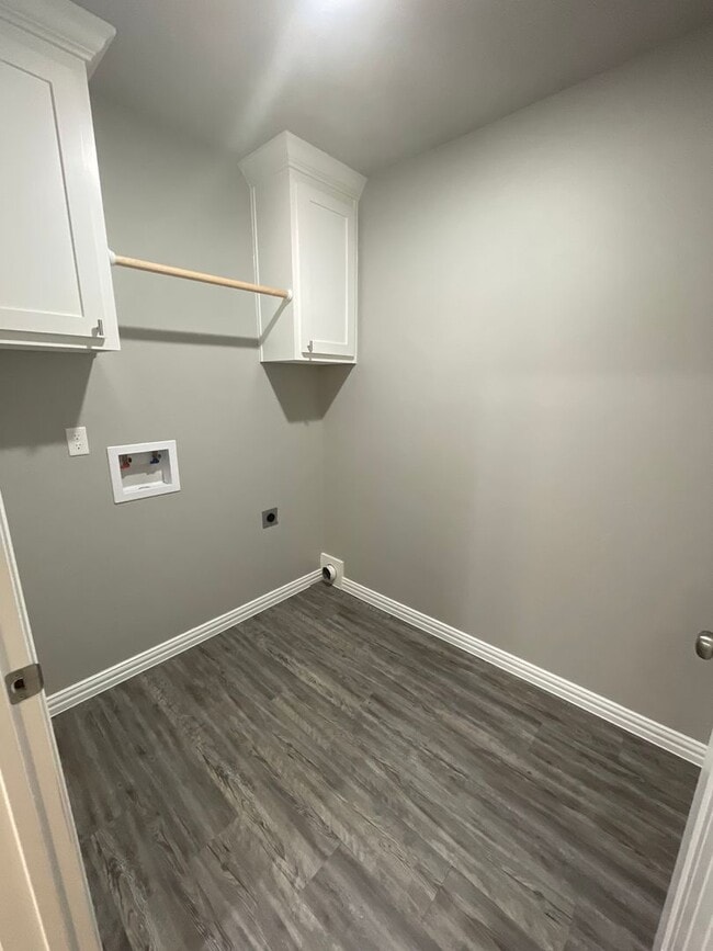 Building Photo - Spacious 3/2 with Large Lawn Area