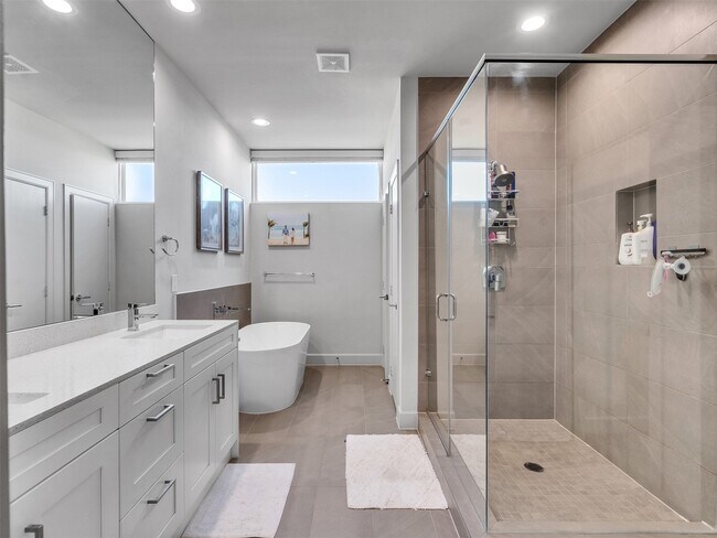 Building Photo - 5702 Rucio Ln