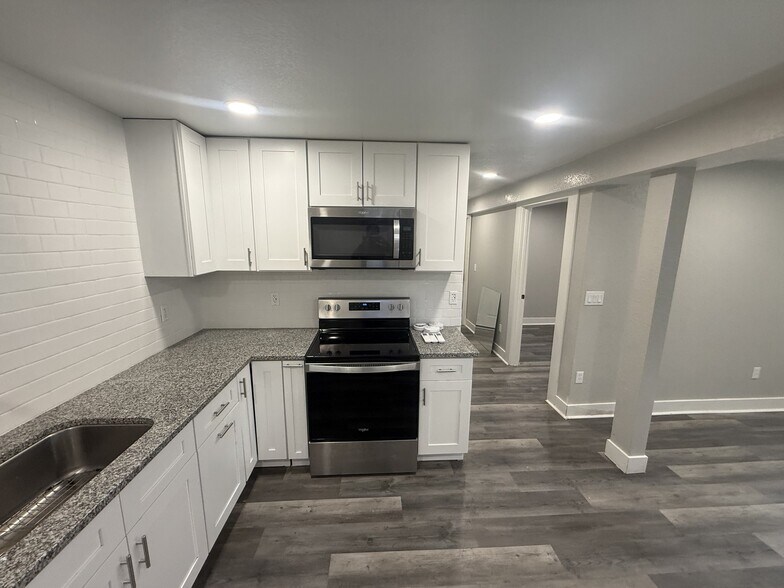 Building Photo - 7100 Avrum Dr