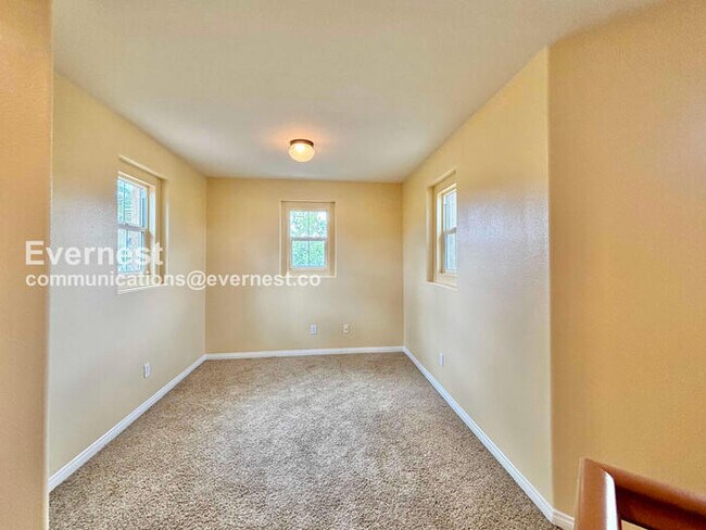 Building Photo - 5 Bed/3.5 Bath Home with Garage / Vouchers Accepted / Available Now!