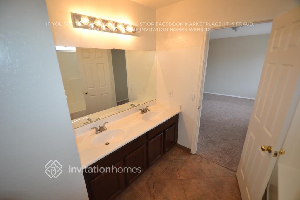 Building Photo - 13029 W Lisbon Ln