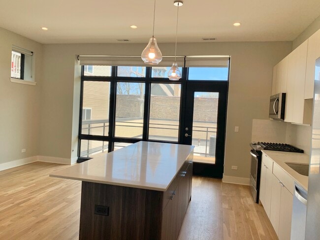 Building Photo - 4555 N Ravenswood Ave