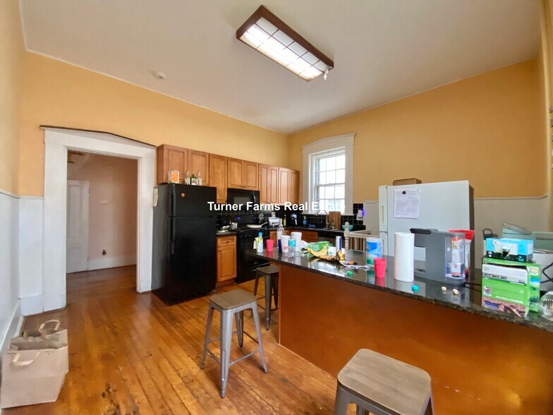 Building Photo - 139 Hillside St