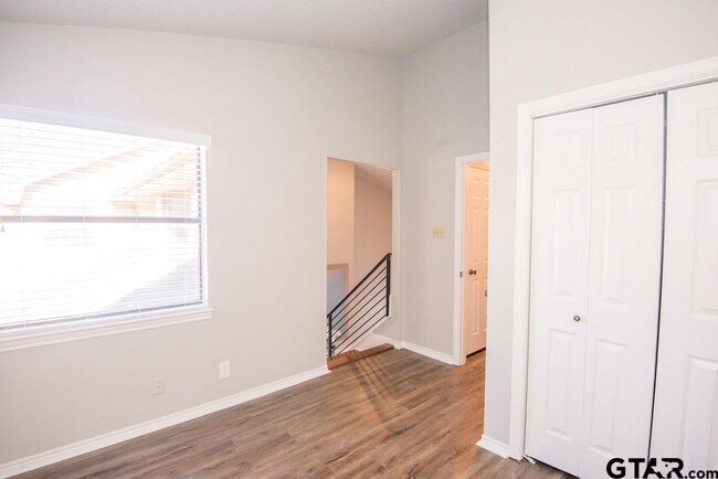 Building Photo - 5823 Hollytree Dr