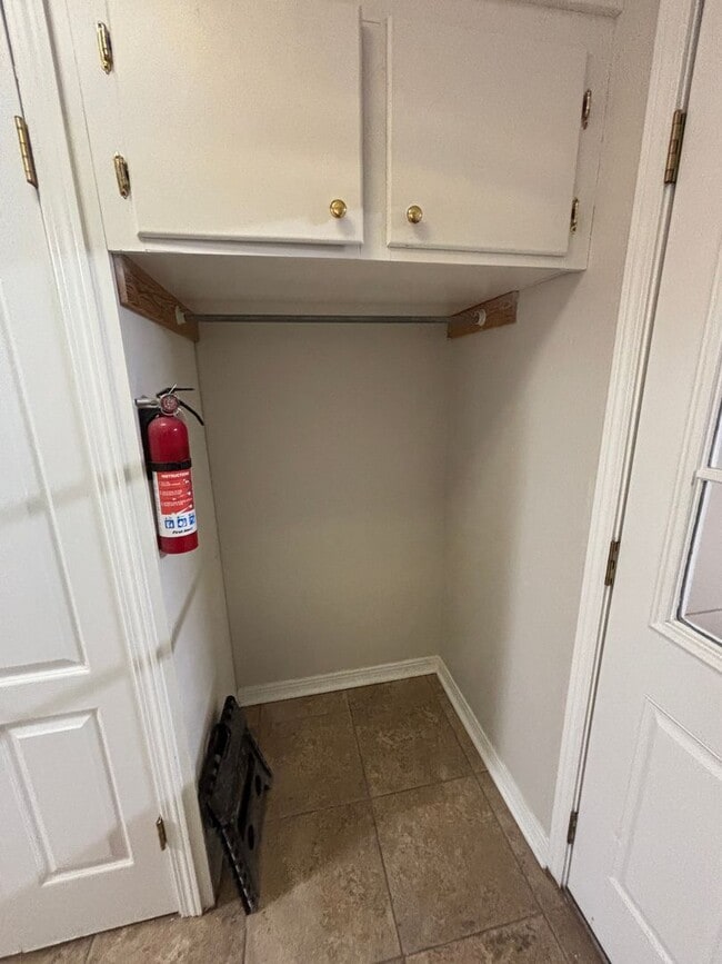 Building Photo - MOVE IN READY! SPACIOUS TOWNHOME IN BOSSIE...