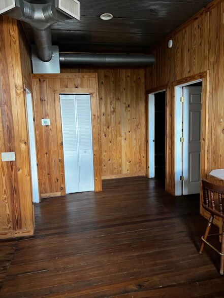 Building Photo - 1043 S Pine St