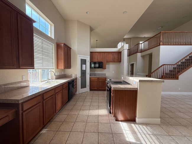 Building Photo - Beautiful 3 bed, 3 full bath two story home including a 3 car garage with 2800 sq ft of living space