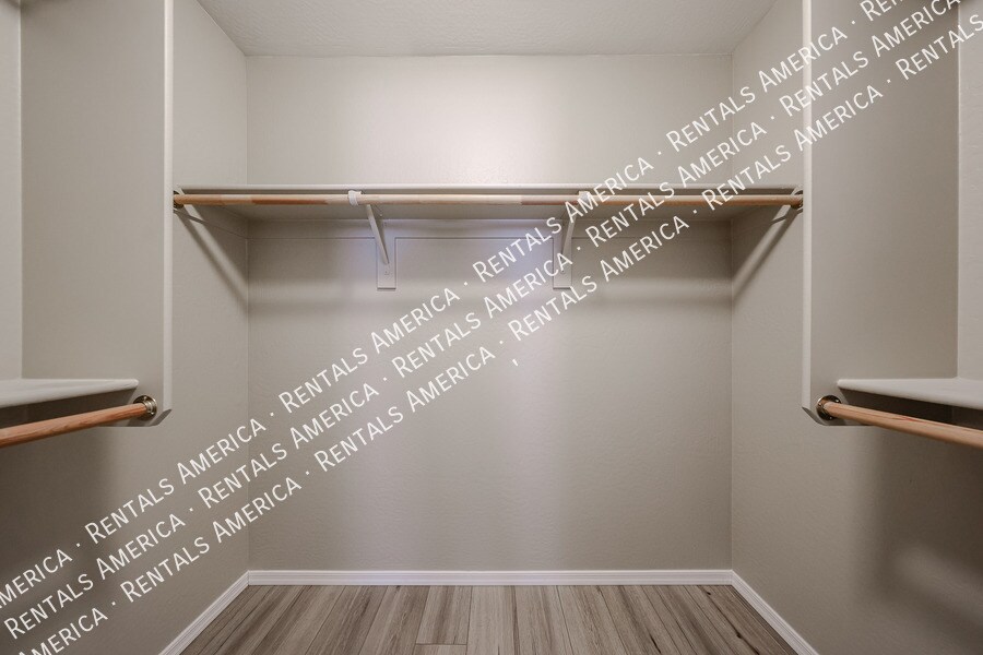 Building Photo - 2472 E Boston St