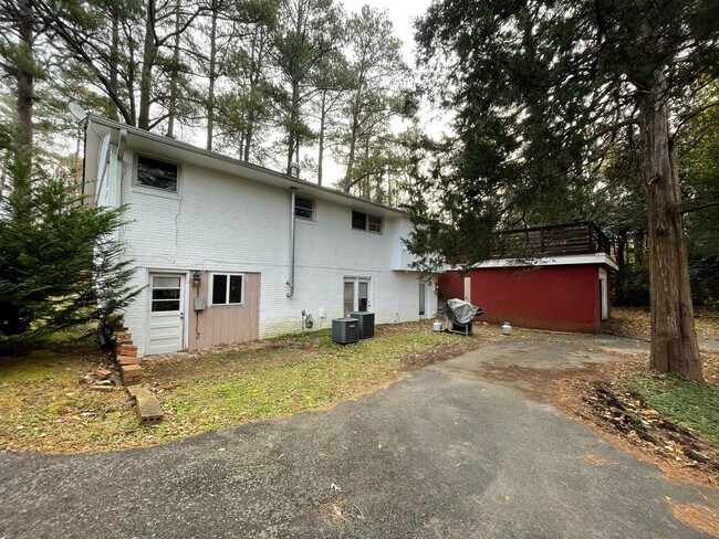 Building Photo - Large Duplex home with giant deck, parking, in quiet neighborhood, Available in June