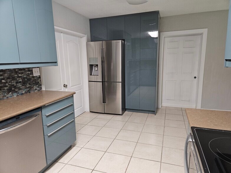 Building Photo - 217 S Alder Dr