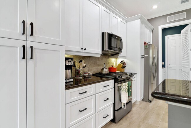 Building Photo - 3600 Siena Cir