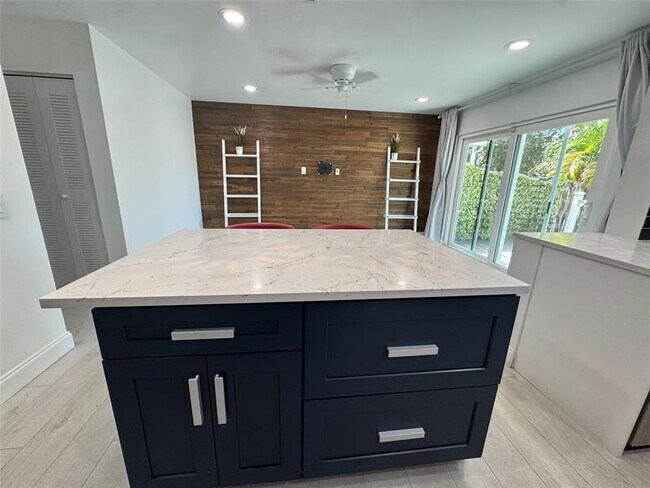 Building Photo - 7481 Santa Monica Dr