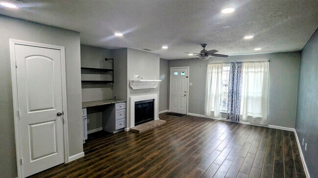 Building Photo - 2112 Greenbriar Colony Dr