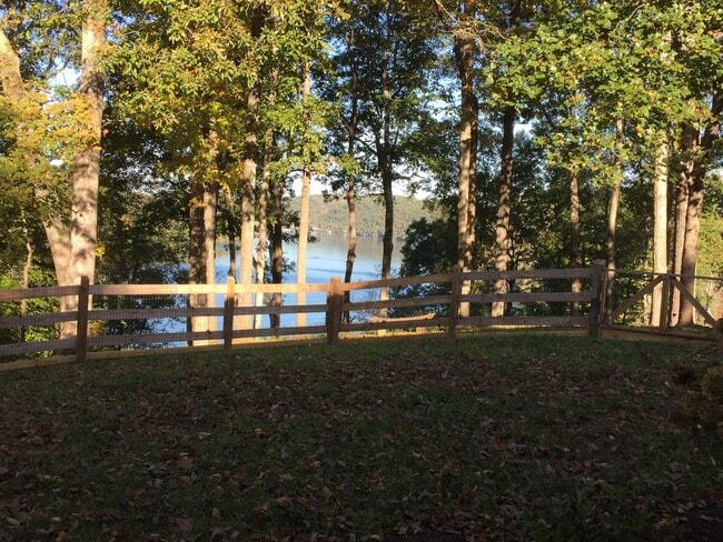 Building Photo - 3BR/3BA View of Melton Hill Lake in private community