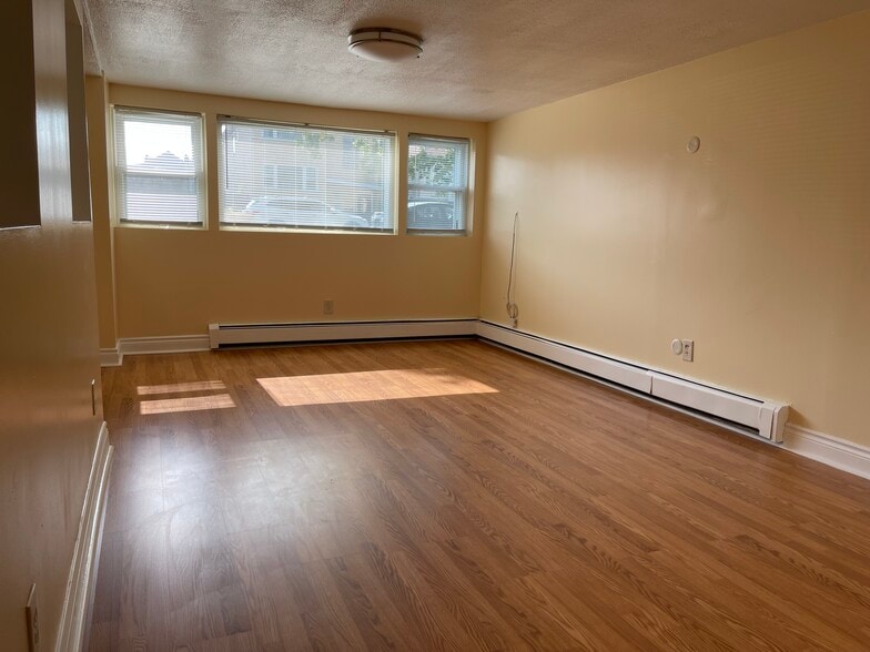 Living Room - 6125 S Kilpatrick Ave