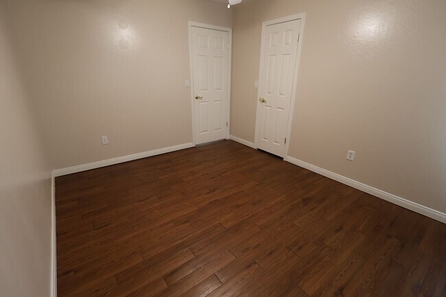 Building Photo - Beautiful home with paid Solar in Seven Oaks!