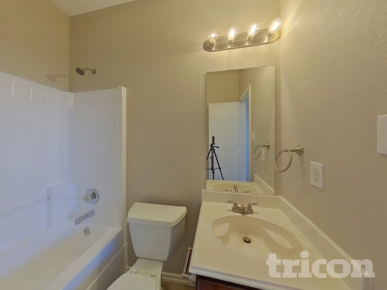 Building Photo - 925 Buffalo Springs Dr