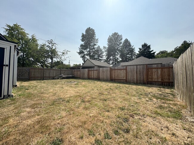 Building Photo - 6543 SE Borwick St