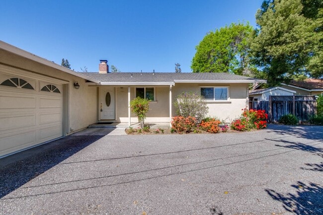 Building Photo - Spacious Home l Massive 12,525 Sq Ft Lot l...