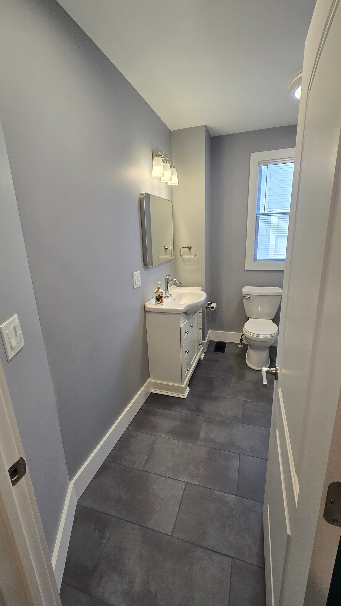 Building Photo - 594 E Sycamore St