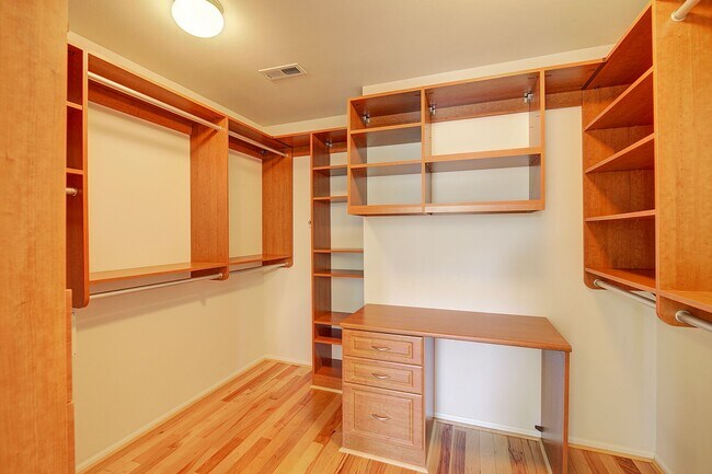 Building Photo - 3Bd/2.5Ba Redmond Home