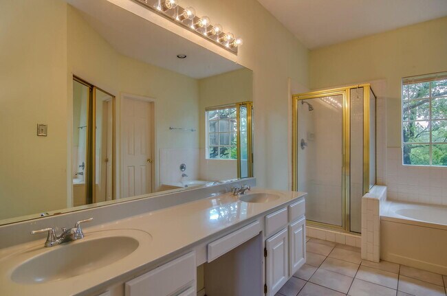 Building Photo - Wonderful 4BR/2.5 Bath in Encino Park -- D...