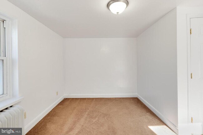 Building Photo - 600 E Girard Ave
