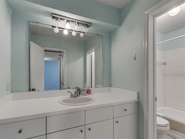 Building Photo - 1703 E Lindsey St